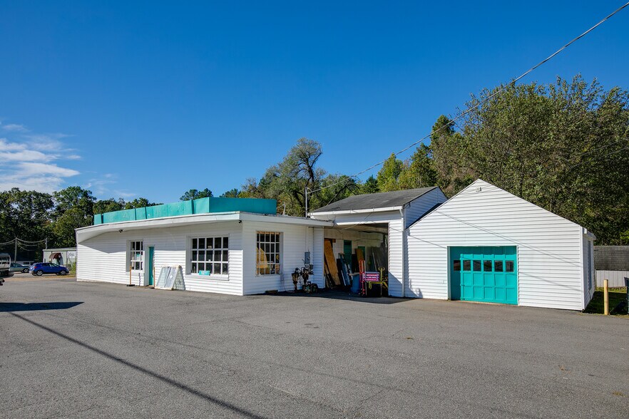 Primary Photo Of 10211 Chamberlayne Rd, Mechanicsville Freestanding For Lease