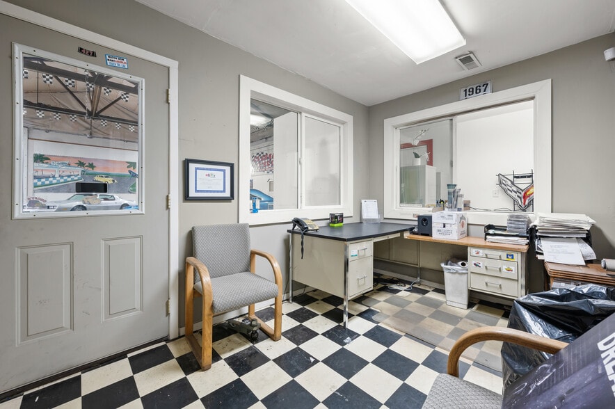 More Photos Of 3521 Franklin Blvd, Eugene Auto Dealership For Sale