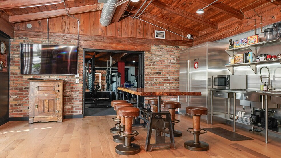 More Photos Of 3508 S Manhattan Ave, Tampa Health Club For Sale