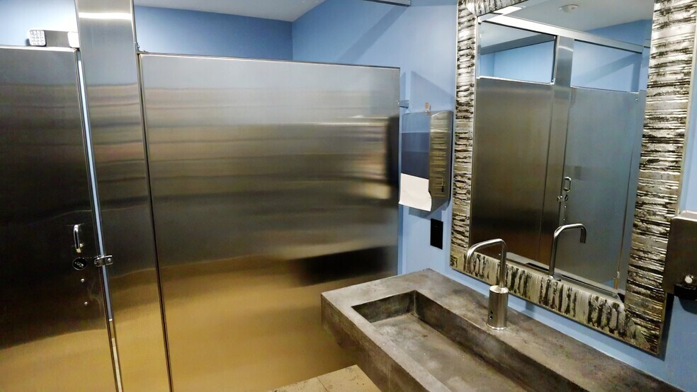 More Photos Of 710 E 64th St, Indianapolis Office For Lease