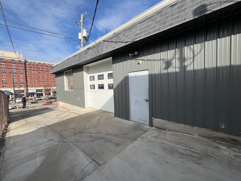 More Photos Of 419 N Walnut St, Bloomington Storefront For Sale