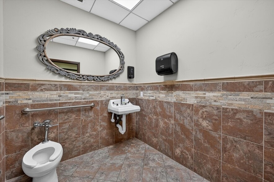 More Photos Of 6200 Stone Hill Farms Pky, Flower Mound Loft Creative Space For Lease