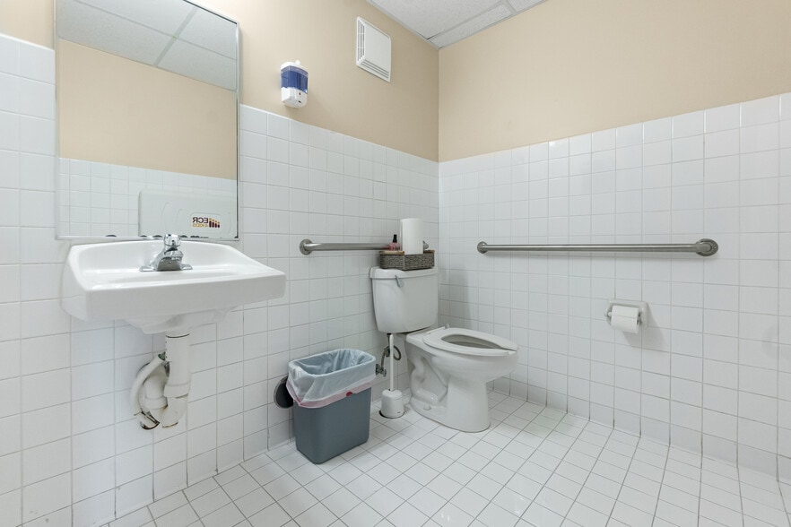 More Photos Of 10261 Sunset Dr, Miami Office For Lease