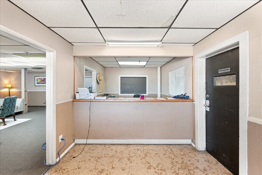 More Photos Of 1515 E Main St, Yukon Freestanding For Sale