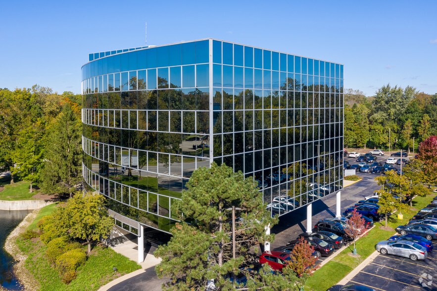 More Photos Of 5750 Old Orchard Rd, Skokie Office For Lease