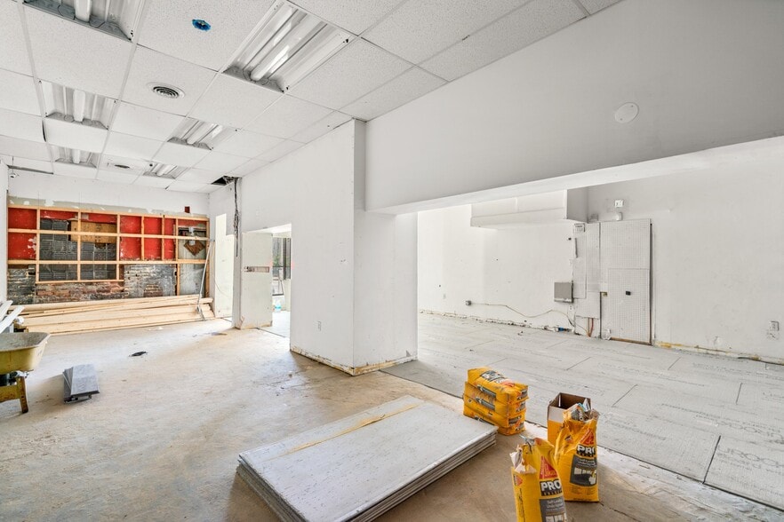 More Photos Of 2800 Huntingdon Ave, Baltimore Storefront Retail Residential For Lease