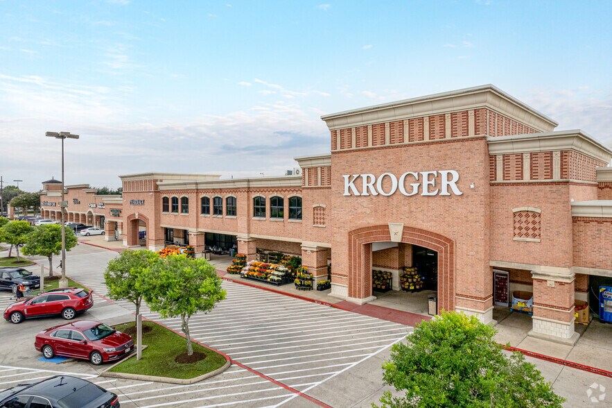 More Photos Of 8321-8325 W Broadway St, Pearland Unknown For Lease