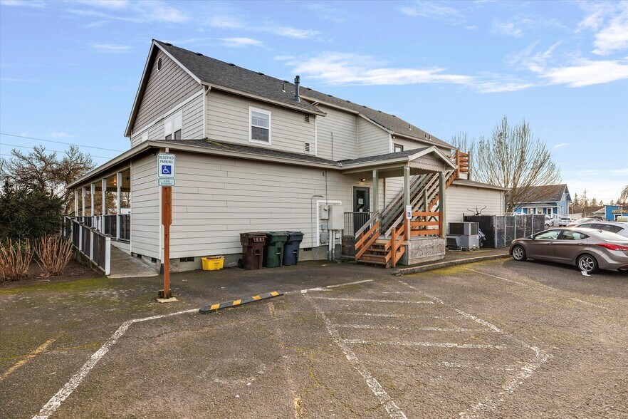 More Photos Of 113 N Elm St, Canby Restaurant For Lease