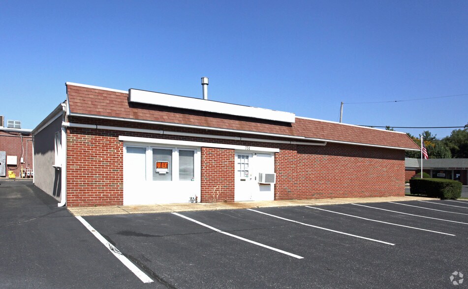 More Photos Of 2000-2002 Bellmore St, Oakhurst Loft Creative Space For Lease