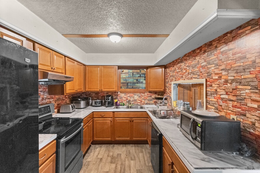 More Photos Of 5620 Bertsville Rd, Lady Lake Hotel For Sale
