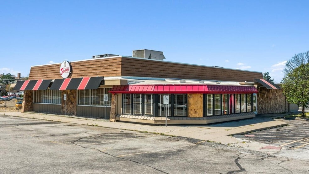 Primary Photo Of 4765 Montgomery Rd, Cincinnati Restaurant For Sale