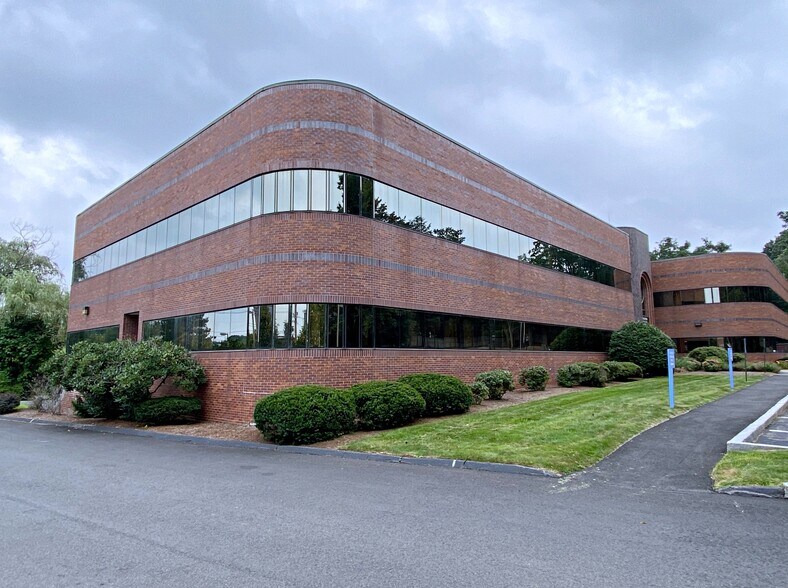 More Photos Of 20 Pondmeadow Dr, Reading Medical For Sale