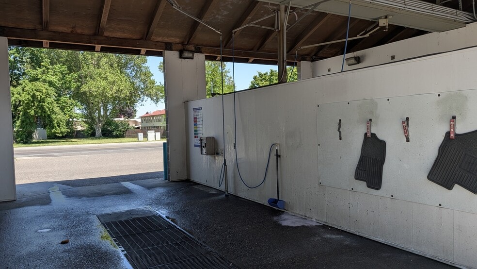 More Photos Of 311 Van Giesen Street, Richland Carwash For Sale