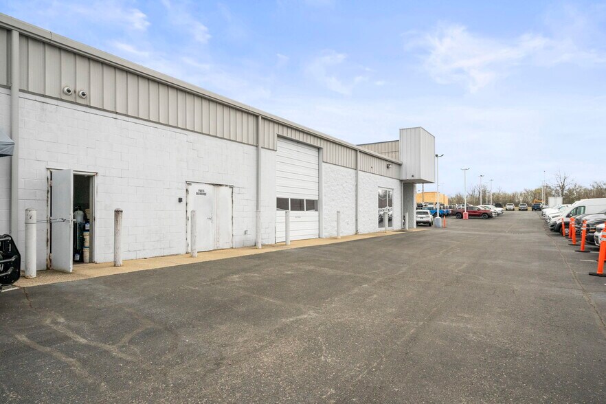 More Photos Of 3450 Tom Austin Hwy, Springfield Auto Dealership For Lease