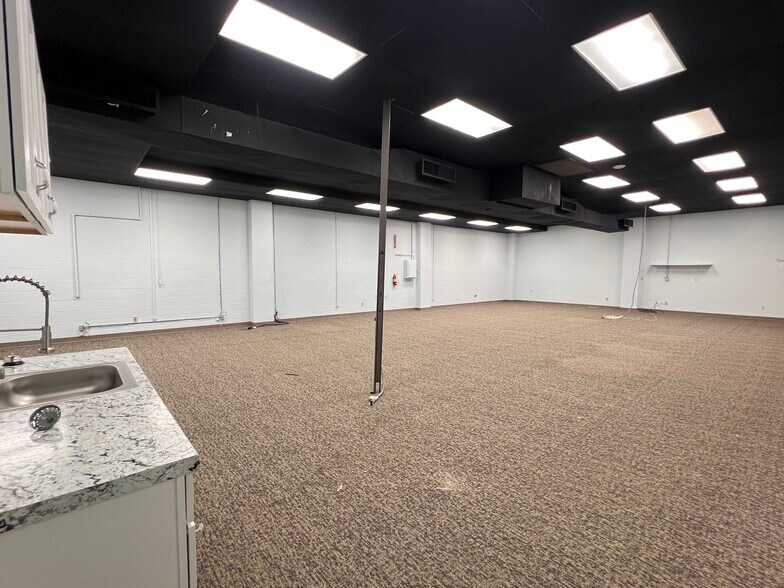 More Photos Of 211 W 3rd St, Taylor Office For Lease