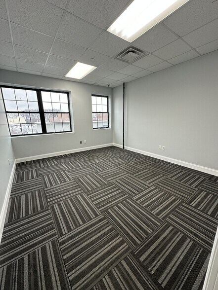 More Photos Of 4366 Victory Blvd, Staten Island Warehouse For Lease