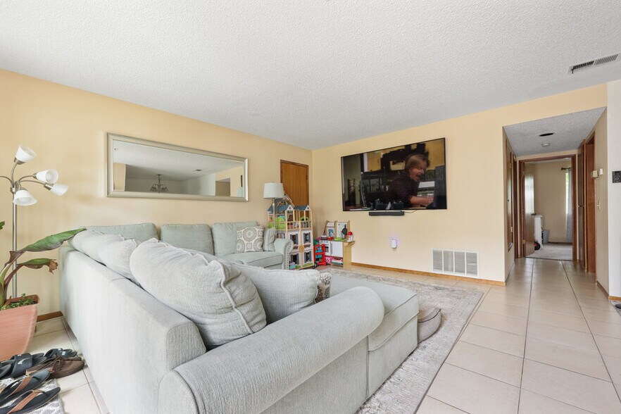 More Photos Of 380 Plymouth Dr, Vista Apartments For Sale