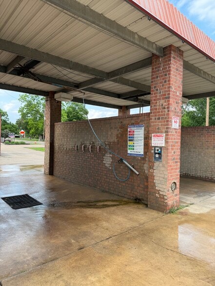 More Photos Of 931 E Dallas Ave, Cooper Self Storage For Sale