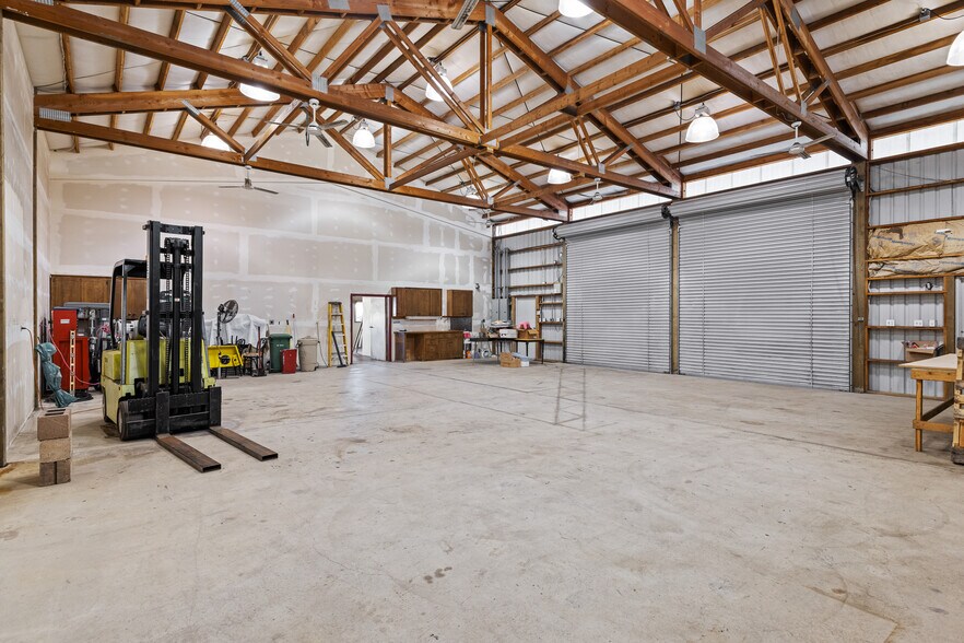 More Photos Of 100 N 7th St, Lakeside Showroom For Sale