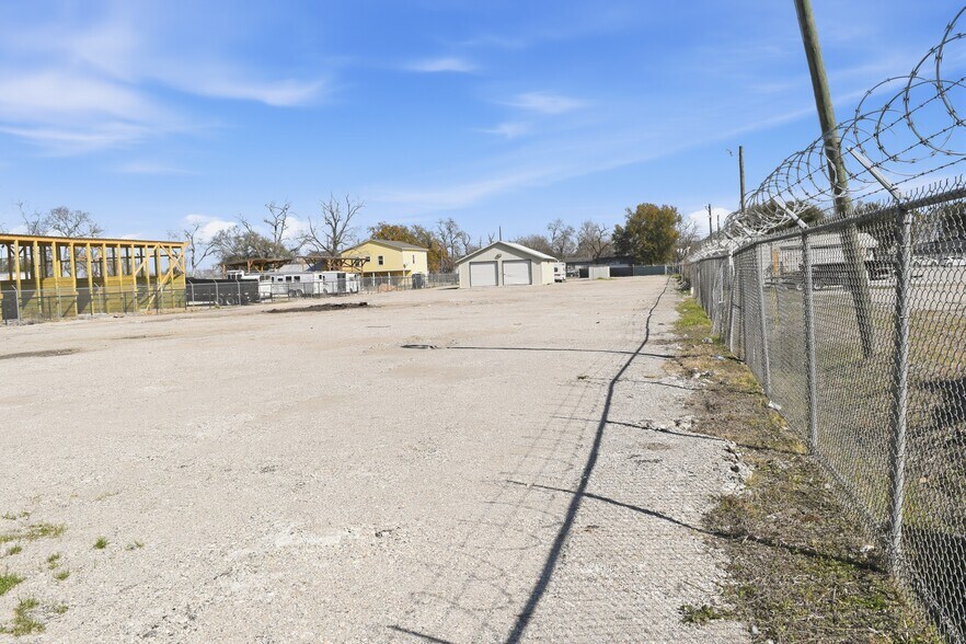 More Photos Of 12115 West Dr, Cypress Land For Lease