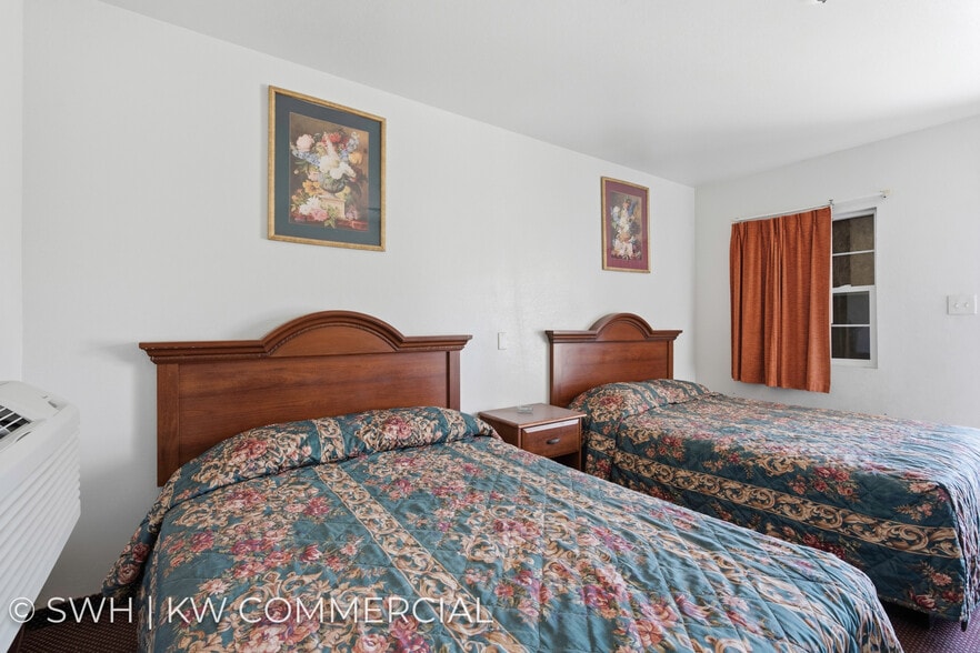 More Photos Of 130 Kern St, Taft Hotel For Sale