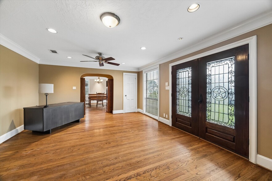 More Photos Of 1330 Des Jardines St, Houston Office Residential For Sale