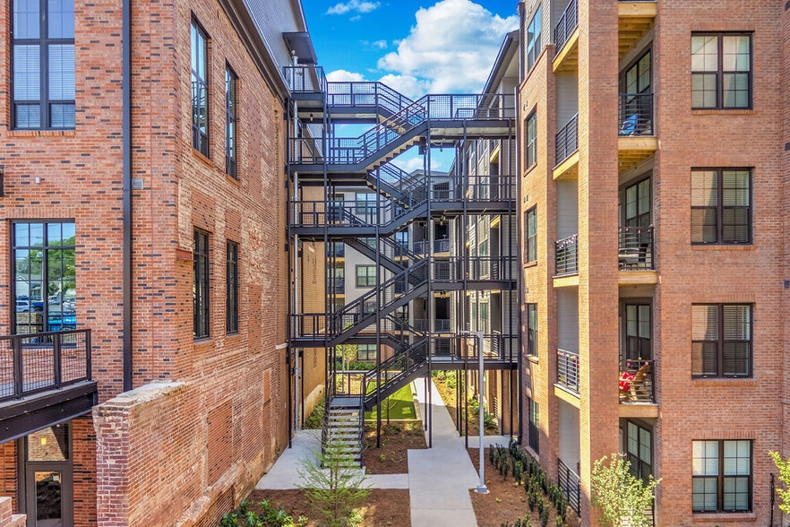 More Photos Of 96 E Catawba St, Belmont Apartments For Lease