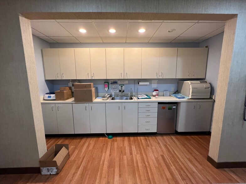 More Photos Of 2 1/2 Dearfield Dr, Greenwich Medical For Lease
