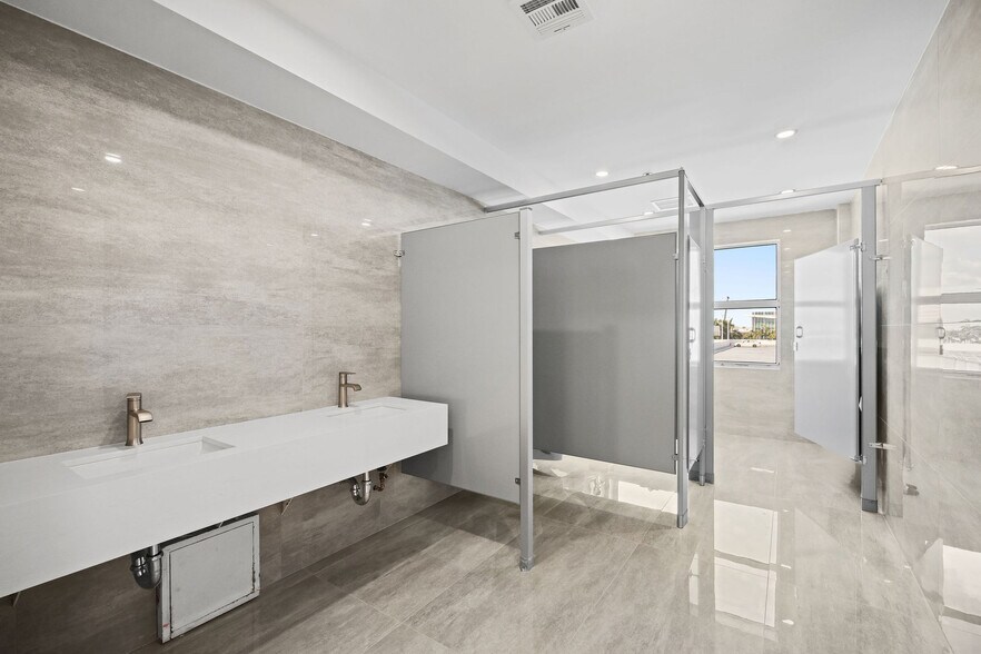 More Photos Of 605 Lincoln Rd, Miami Beach Office Residential For Sale