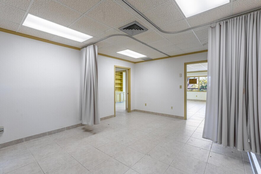 More Photos Of 7480 Fairway Dr, Miami Lakes Medical For Lease