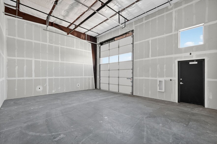 More Photos Of 7915 Glen Harbor Blvd, Glendale Showroom For Lease