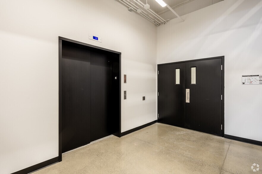 More Photos Of 2260 Av Aird, Montréal Light Distribution For Lease