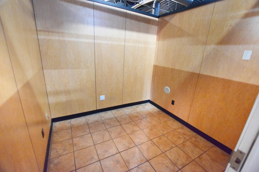 More Photos Of 1344-1358 E Bristol Rd, Burton Freestanding For Lease