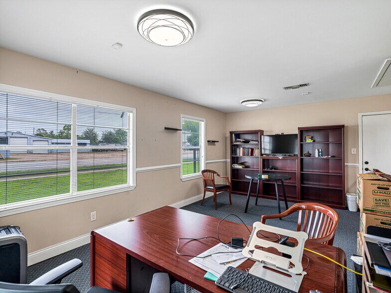 More Photos Of 1105 San Jacinto St, Rosenberg Office For Sale