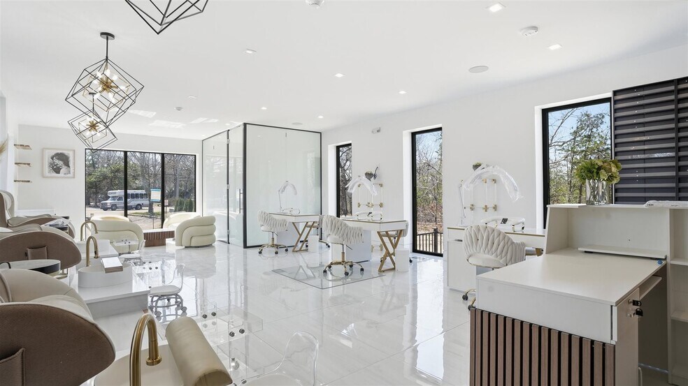 More Photos Of 200 W Montauk Hwy, Hampton Bays Freestanding For Lease