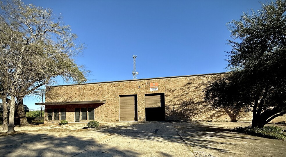 More Photos Of 21755 N I-45, Spring Showroom For Sale