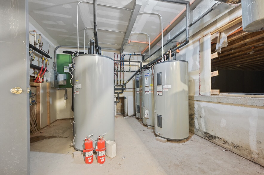 More Photos Of 56 Main St, Stamford Hotel For Sale