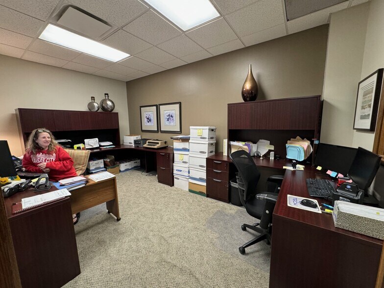 More Photos Of 5440 N Oak Tfwy, Kansas City Office For Sale