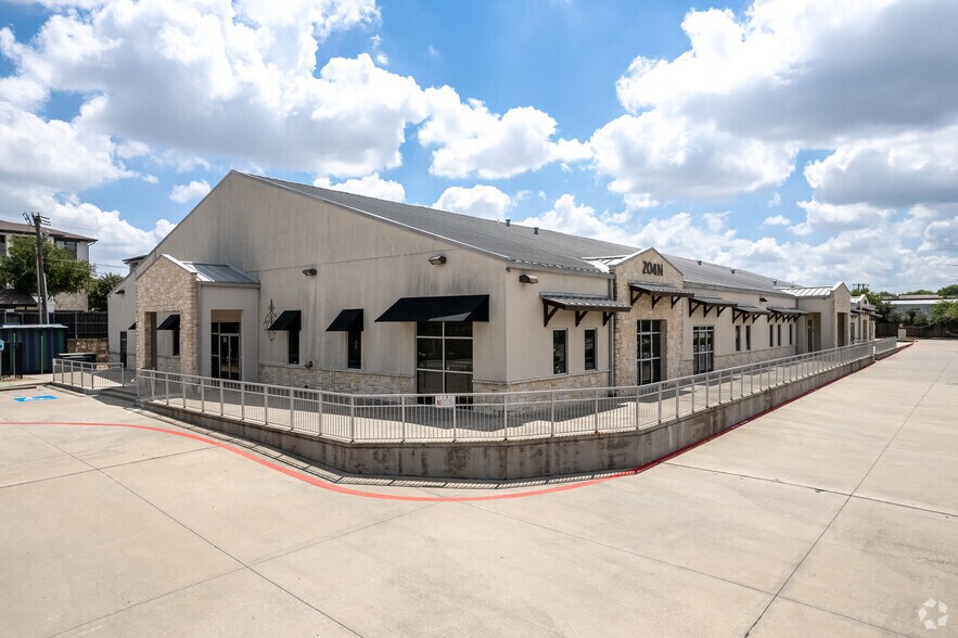 More Photos Of 202-204 N Dooley St, Grapevine Medical For Sale