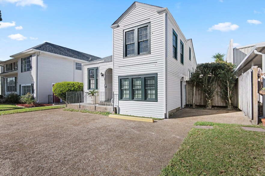 More Photos Of 405 N Causeway Blvd, Metairie Freestanding For Sale