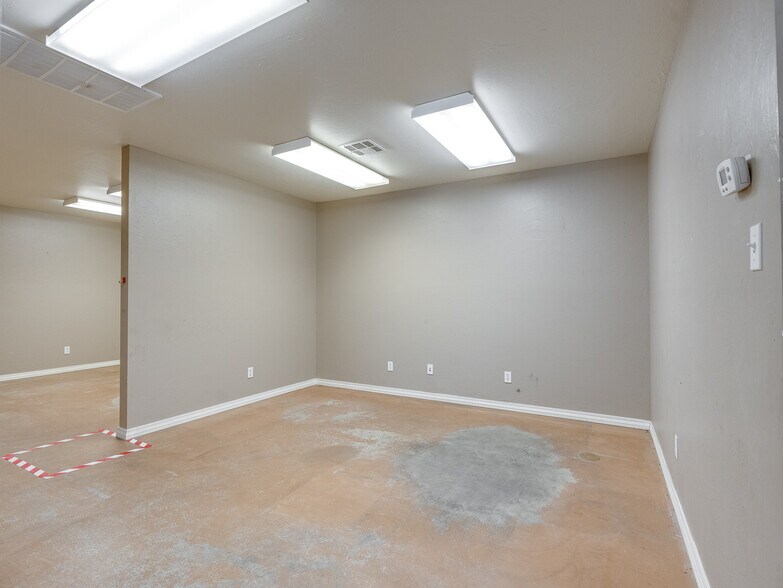 More Photos Of 122 N Hickory, Roff Flex For Sale