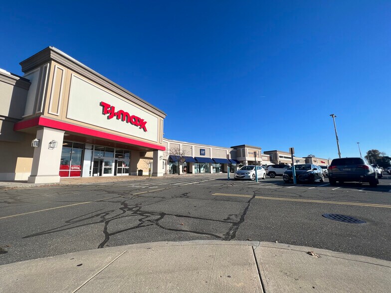 More Photos Of 401-419 S Oyster Bay Rd, Plainview Unknown For Lease