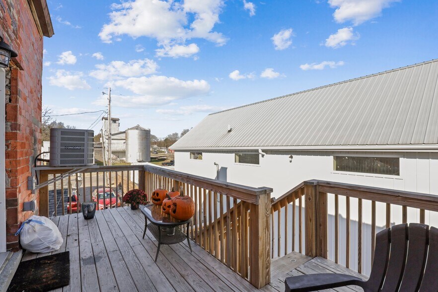 More Photos Of 14 W Depot St, Pataskala Showroom For Sale