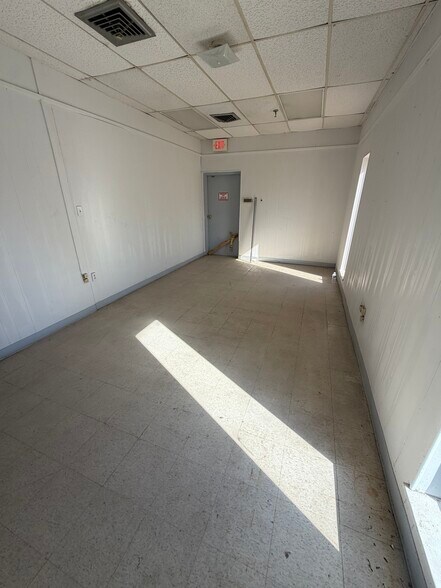 More Photos Of 1301 East Ave, Carrizo Springs Warehouse For Lease