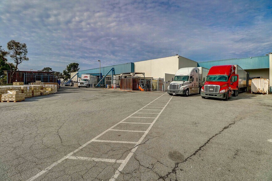 More Photos Of 130 Hangar Way, Watsonville Light Manufacturing For Lease