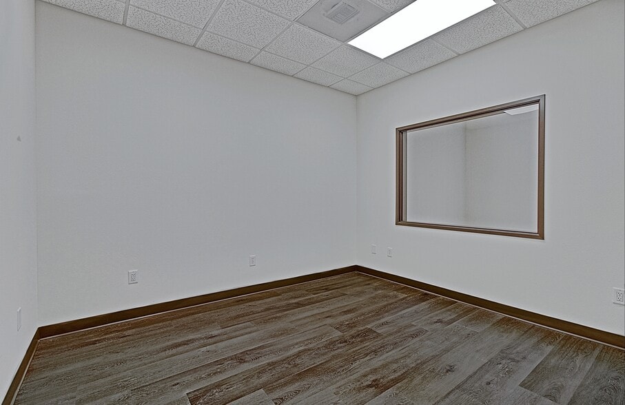 More Photos Of 4483 McGrath St, Ventura Service For Lease