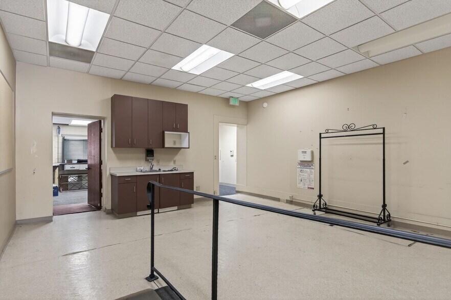 More Photos Of 948 E Main St, Santa Paula Bank For Sale