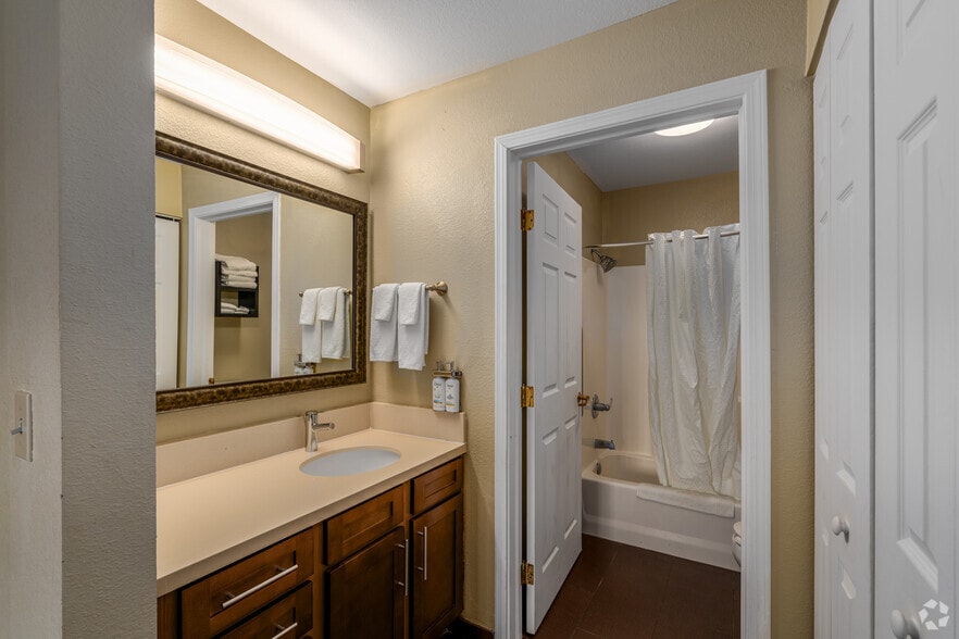 More Photos Of 520 I-35, Round Rock Hotel For Sale