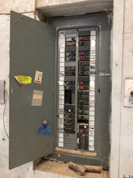 More Photos Of 8 Merritt Pl, Norwalk Warehouse For Lease