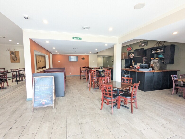 More Photos Of 1465 N Main St, Vidor Freestanding For Sale